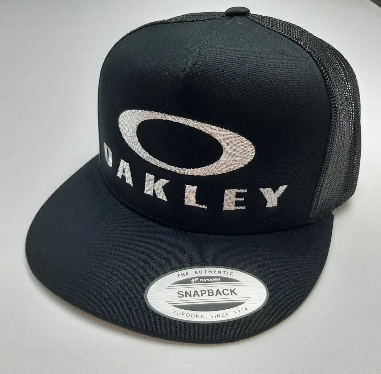 Gorra de béisbol Oakley Flat Bill Mesh Snapback bordada, color negro